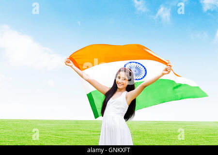 1 adolescents indiens Girl Independence Day Park satnding holding flag Fluttering Banque D'Images