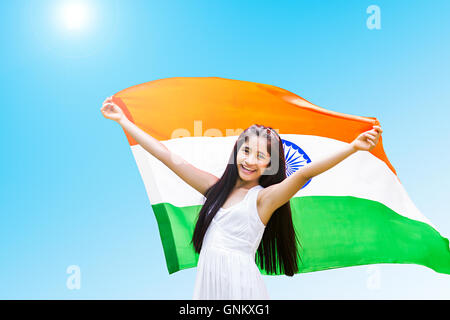 1 adolescents indiens Girl Date de l'indépendance Drapeau Holding voletant Banque D'Images