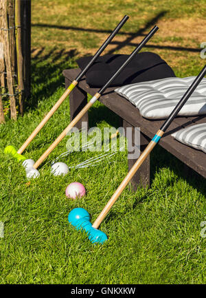 Image de chauves-souris et boules de croquet dans le jardin. Banque D'Images