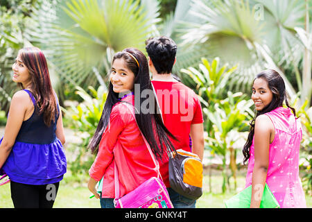 4 jeunes filles et garçons amis College Student Park tournant permanent Banque D'Images