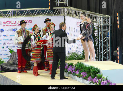 Alina Maksymenko et Anna Rizatdinova obtenez les médailles d'argent de la Coupe du Monde de Gymnastique Rythmique Deriugina le 18 mars 2012 à Kiev Banque D'Images