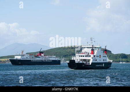 Deux transbordeurs à passagers exploités par Caledonian Macbrayne , Calmac, dans le port d'Oban Argyll et Bute, Ecosse, Royaume-Uni Banque D'Images