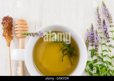 Le thé à la menthe et d'herbes dans un verre haut afficher Banque D'Images
