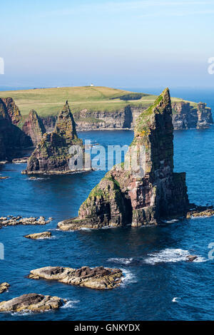 Les piles de la mer à Duncansby Head, près de John O' Groats, Caithness, Highland, Ecosse, Royaume-Uni Banque D'Images