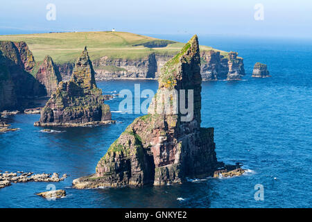 Les piles de la mer à Duncansby Head, près de John O' Groats, Caithness, Highland, Ecosse, Royaume-Uni Banque D'Images