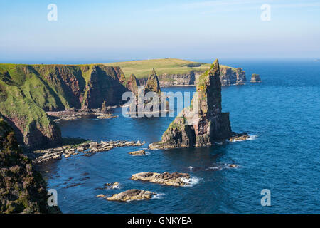 Les piles de la mer à Duncansby Head, près de John O' Groats, Caithness, Highland, Ecosse, Royaume-Uni Banque D'Images