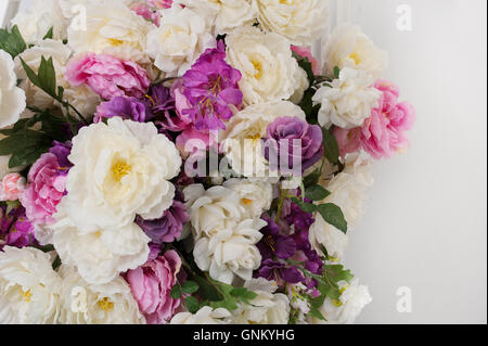 Beau bouquet de fleurs sur fond blanc Banque D'Images