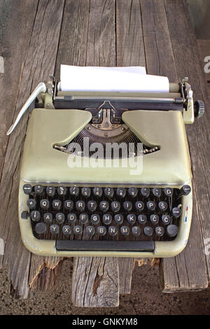 Vieille machine à écrire avec le papier blanc sur fond de bois Banque D'Images
