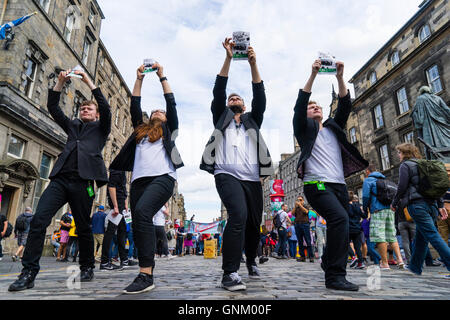Les acteurs de la promotion du groupe de théâtre GLT 'production' sur papier ordinaire comme High Street au Edinburgh Fringe Festival 2016 en Ecosse Banque D'Images