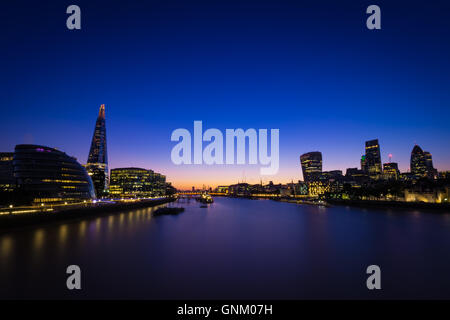 London city skyline at blue hour capturés à partir du Tower Bridge. Banque D'Images