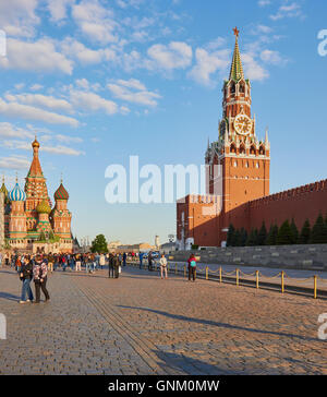 Sauveur ou Spasskaya Tower et la Cathédrale St Basile Place Rouge Moscou Russie Banque D'Images