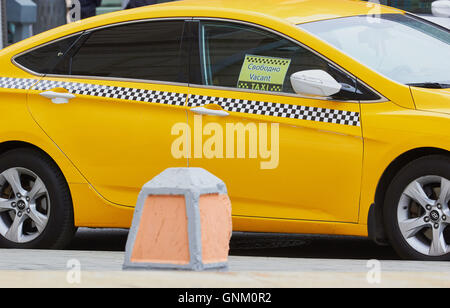 Inscrivez-vacants en russe et en anglais dans la fenêtre du taxi jaune Moscou Russie Banque D'Images