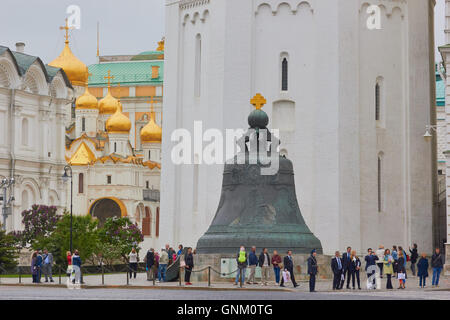 Tsar Bell (1735) et la cathédrale de l'Annonciation (1489) Kremlin Moscou Russie Banque D'Images