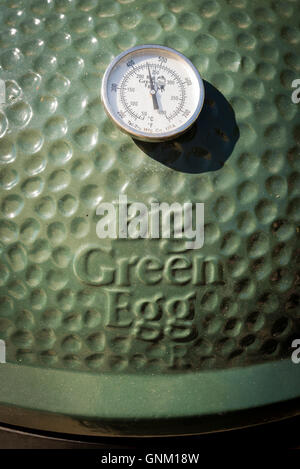 Close up de l'indicateur de température et logo sur un Barbecue Big Green Egg Banque D'Images