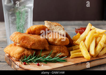 Nuggets de poulet frites au conseil avec sauce rouge Banque D'Images