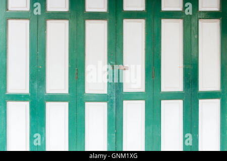 Le old grunge folding porte fermée. Banque D'Images