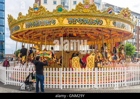 Un manège situé à GUNWHARF QUAYS de Portsmouth, Royaume-Uni. Banque D'Images