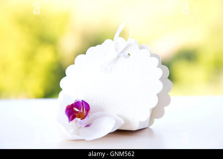 Avec boîte de gâteau de mariage orchidée blanche Banque D'Images