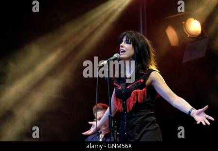 Boomtown Fair Festival, Matterley Bowl, Hampshire 14 août 2016, UK, Imelda May performing on stage à Boomtown Festival. Banque D'Images