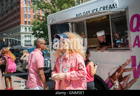 A changé de marque Big Gay camion de crème glacée Crème glacée gratuite donne des glaces à l'eau et à l'assemblé des multitudes à un événement promotionnel pour la RuPaul Drag Race All-Stars diffusée ce soir, Jeudi, août 25, 2016, sur le logo de la télévision. (© Richard B. Levine) Banque D'Images