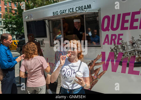 A changé de marque Big Gay camion de crème glacée Crème glacée gratuite donne des glaces à l'eau et à l'assemblé des multitudes à un événement promotionnel pour la RuPaul Drag Race All-Stars diffusée ce soir, Jeudi, août 25, 2016, sur le logo de la télévision. (© Richard B. Levine) Banque D'Images