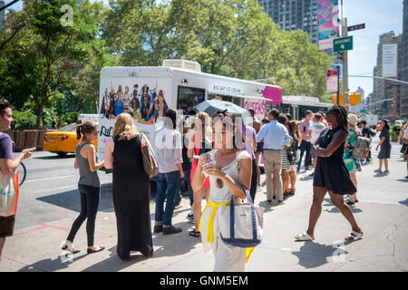 A changé de marque Big Gay camion de crème glacée Crème glacée gratuite donne des glaces à l'eau et à l'assemblé des multitudes à un événement promotionnel pour la RuPaul Drag Race All-Stars diffusée ce soir, Jeudi, août 25, 2016, sur le logo de la télévision. (© Richard B. Levine) Banque D'Images