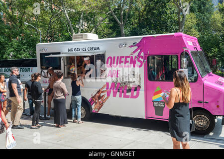 A changé de marque Big Gay camion de crème glacée Crème glacée gratuite donne des glaces à l'eau et à l'assemblé des multitudes à un événement promotionnel pour la RuPaul Drag Race All-Stars diffusée ce soir, Jeudi, août 25, 2016, sur le logo de la télévision. (© Richard B. Levine) Banque D'Images