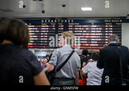 Pour les voyageurs d'Amtrak et NJ Transit dans Penn Station à New York vendredi, 26 août, 2016 attendre par l'annexe afin de monter à bord de leur train pour échapper à la ville une semaine avant la fête du Travail. De nombreux vacanciers retirer les deux semaines avant la fête du Travail, combinant les vacances avec leur temps de travail. (© Richard B. Levine) Banque D'Images