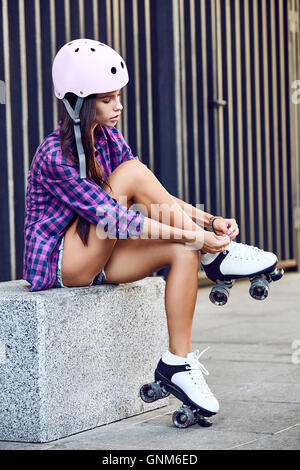 Jeune femme portant des chaussures de patinage à roulettes à l'extérieur style de portrait Banque D'Images