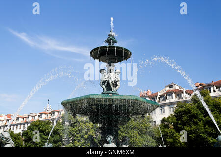 Fontaine en bronze ornant la place Rossio, situé dans le centre-ville Pombaline et une place principale de Lisbonne, Portugal Banque D'Images