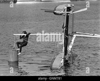 Nouvelles photos d'AJAX. 1976. PLYMOUTH, en Angleterre. - RACE - OSTAR REDRESSEMENT AUTOMATIQUE SYSTÈME ! - Italien AMBROGIO FOGAR, skipper de l'ESPRIT DE SURPRISE, DÉMONTRE SON CATAMARAN REDRESSEMENT AUTOMATIQUE DU SYSTÈME POUR LES ORGANISATEURS DE LA COURSE DANS MILBAY DOCKS (AVANT LE DÉBUT DE COURSE. PHOTO:JONATHAN EASTLAND/AJAX REF:BW2760506 2 Banque D'Images