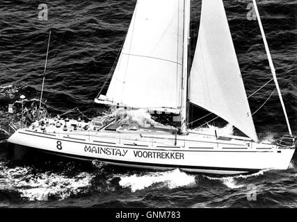 Nouvelles photos d'AJAX. 2ème juin,1984. PLYMOUTH, en Angleterre. - Observateur/EUROPE 1 TRANSAT - LA SEULE ENTRÉE DE L'AFRIQUE DU SUD, PILIER DANS LA TÊTE DE VOORTREKKER CHANNEL AU DÉBUT AVEC LE CAPITAINE JOHN MARTIN À LA BARRE. PHOTO:JONATHAN EASTLAND/AJAX REF : BW1984  VOORTREKKER 03 Banque D'Images