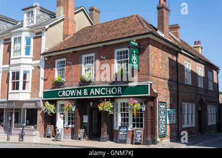 Crown & Anchor Pub, High Street, Winchester, Hampshire, Angleterre, Royaume-Uni Banque D'Images