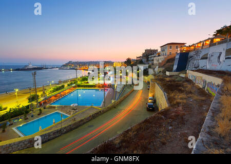 Vue de la piscine municipale au Pirée et la bouche de Zea marina, Athènes. Banque D'Images