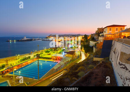 Vue de la piscine municipale au Pirée et la bouche de Zea marina, Athènes. Banque D'Images