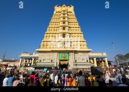 Préparer un défilé en face de la célèbre Sri Chamundeswari temple sur le haut de Chamundi Hill, Mysore, Karnataka Banque D'Images