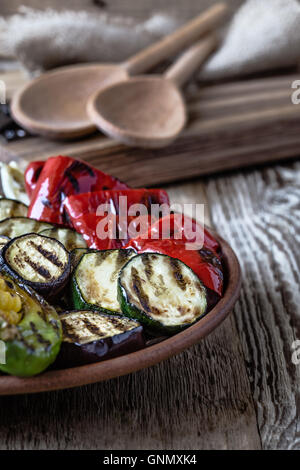 Légumes d'été grillés bio faits maison sur la table rustique. Le maïs, le poivre, l'oignon, l'aubergine, la courgette. Concept d'aliments végétariens Banque D'Images