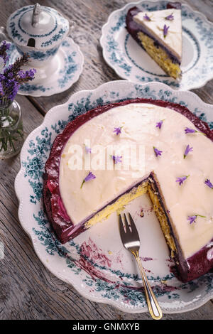 Gâteau au fromage à la crème au mascarpone et aux bleuets avec coloration Banque D'Images