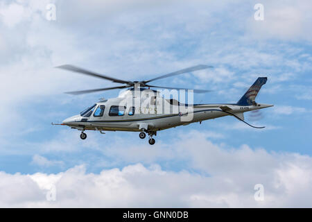 Royal Air Force (RAF) AgustaWestland AW-109E ZE416 à partir de l'Empire Test Pilots School (PTE) Banque D'Images