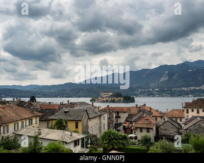 Vue sur l'île de San Giulio au lac d'Orta, en Italie Banque D'Images