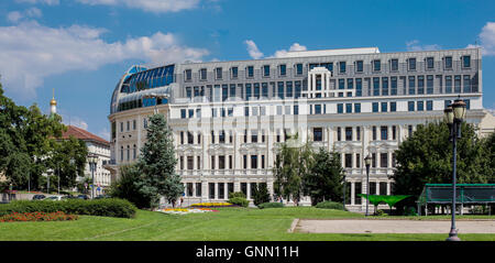 Une vue d'été de beaux immeubles sécession et espaces verts dans le centre-ville de Sofia, Bulgarie. Banque D'Images