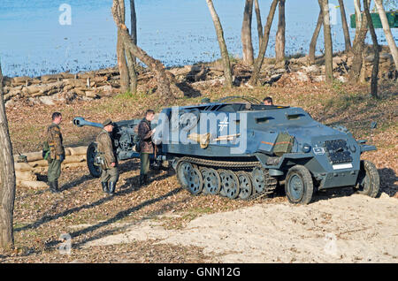 Kiev, UKRAINE - le 29 octobre 2013 : les soldats allemands cannon monté sur position de combat. Reconstruction de crossing river Banque D'Images