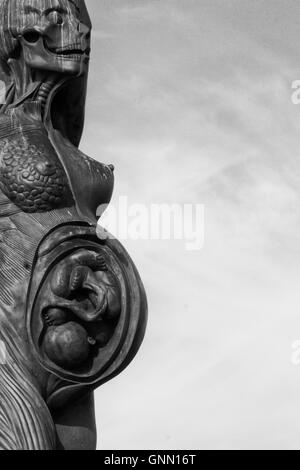 Acier inoxydable et Verity une statue en bronze par Damien Hirst, face à la mer dans le port d'Ilfracombe noir et blanc Banque D'Images