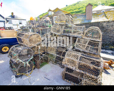 Les cages utilisées pour la pêche du crabe photographié à Port Isaac, Cornwall, UK Banque D'Images