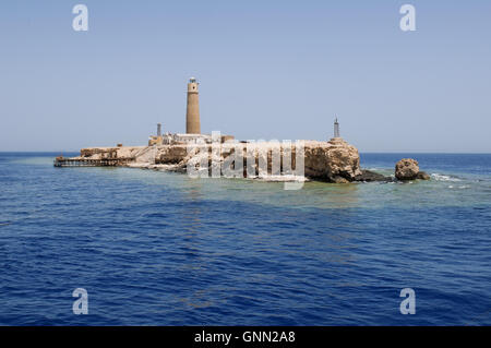 Big Brother - petite île et de corail en mer Rouge, le haut lieu de plongée sous-marine, les îles Brothers ou El Akhawein, Red Sea, Egypt Banque D'Images