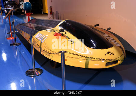 Kalamazoo, MI, USA - Le 23 juin 2016 : Sunseeker voiture solaire sur l'affichage à l'air Zoo Museum à Kalamazoo, Michigan Banque D'Images