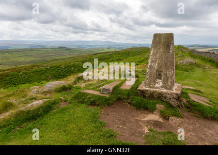 Northumberland, England, UK. Le point le plus haut du mur d'Hadrien, sentier, rochers d'essuie (345 mètres). Banque D'Images