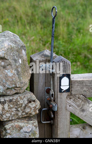 Northumberland, England, UK. Le verrou de la porte sur le mur d'Hadrien (Sentier Pennine Way), avec l'emblème des glands. Banque D'Images