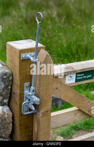 Northumberland, England, UK. Le verrou de la porte sur le mur d'Hadrien (Sentier Pennine Way), avec l'emblème des glands. Banque D'Images