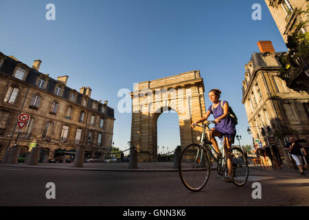 Porte de Bourgogne. Femme en vélo. Scène de rue, centre historique de Bordeaux, Gironde. Aquitaine France Europe Banque D'Images